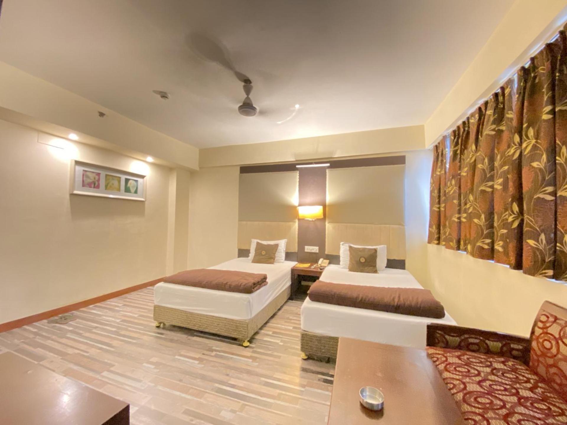 כלכותה Astoria Hotel מראה חיצוני תמונה