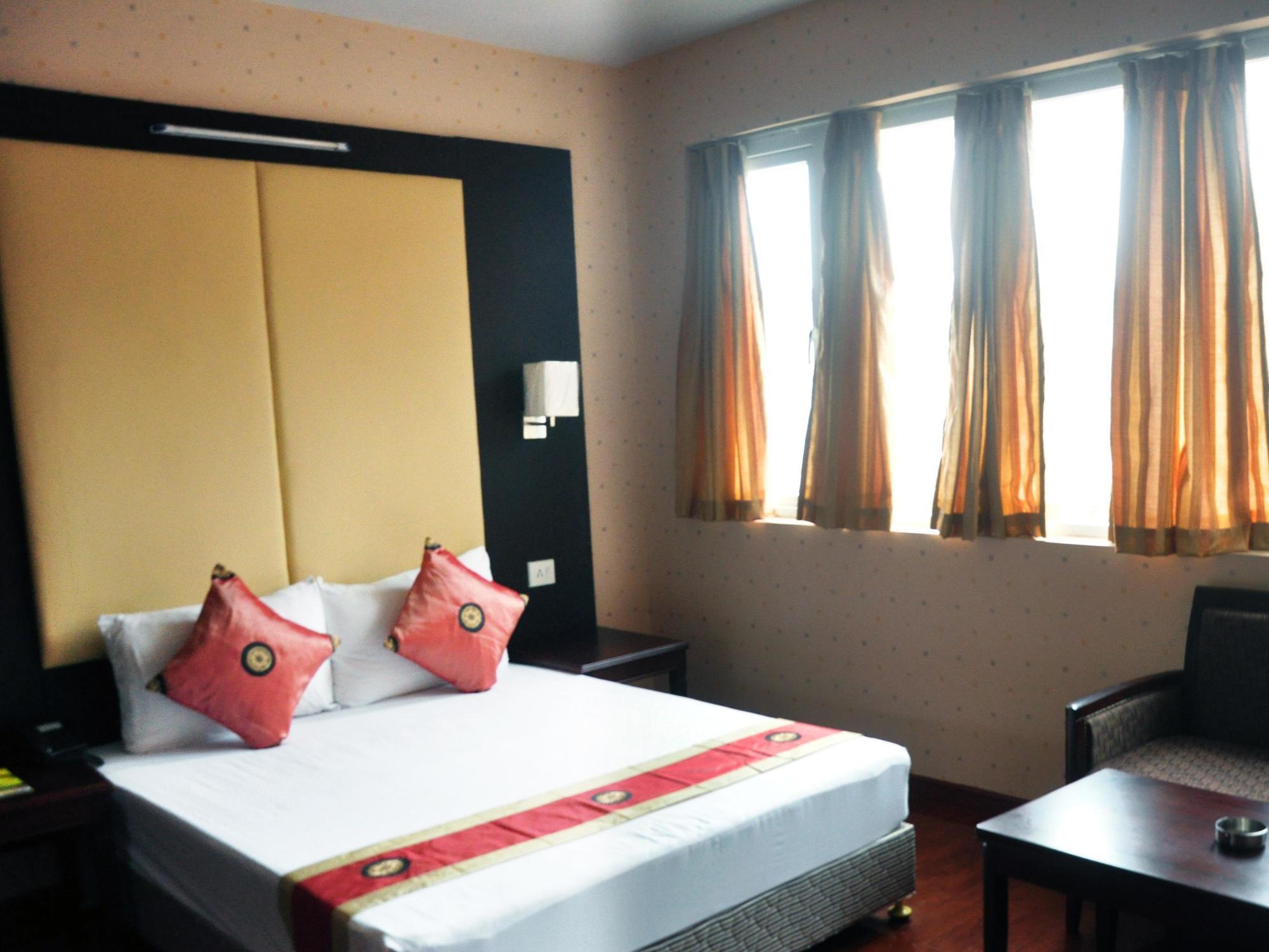 כלכותה Astoria Hotel מראה חיצוני תמונה