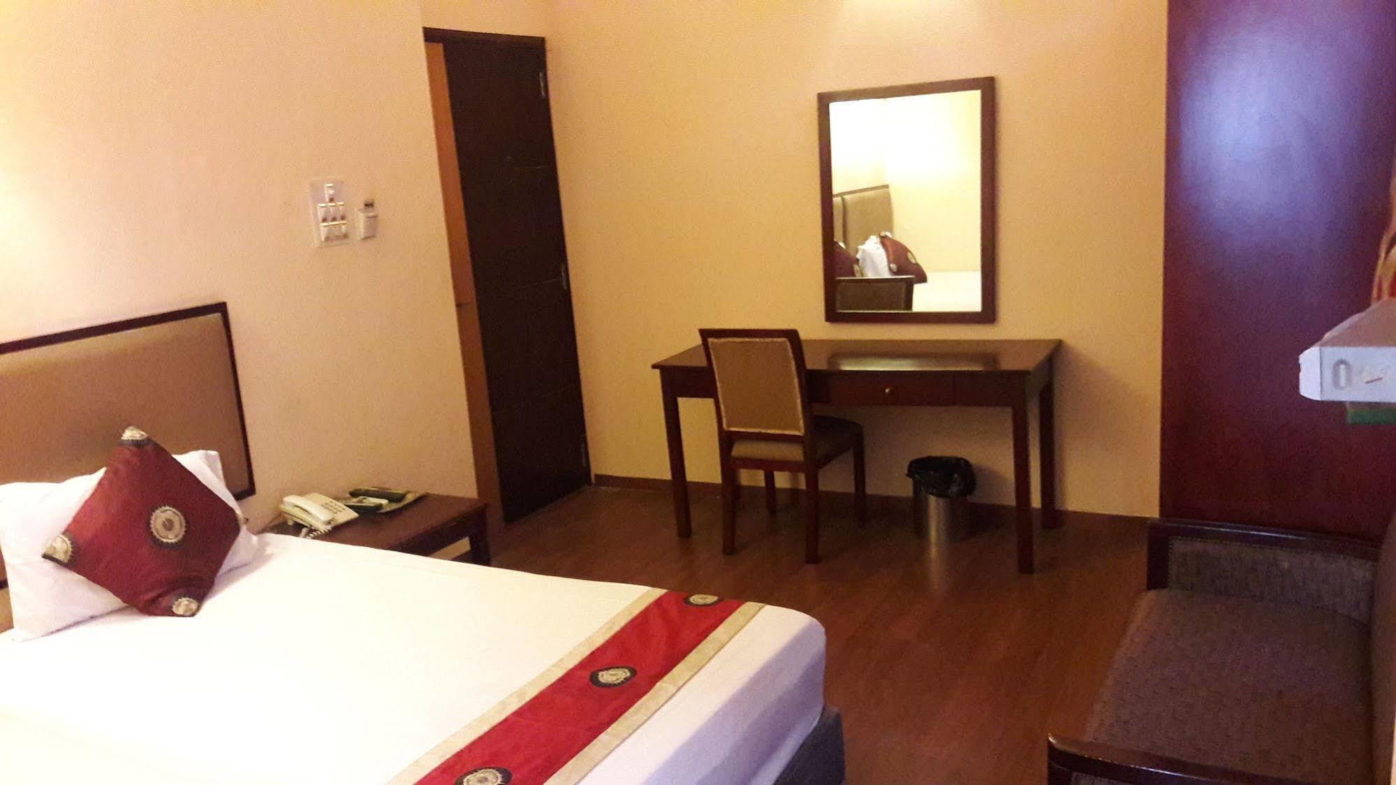 כלכותה Astoria Hotel מראה חיצוני תמונה