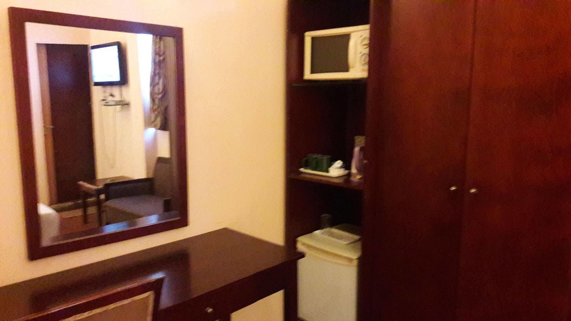 כלכותה Astoria Hotel מראה חיצוני תמונה