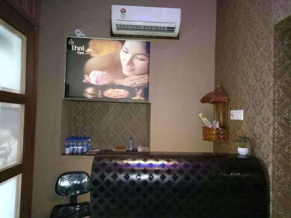 כלכותה Astoria Hotel מראה חיצוני תמונה
