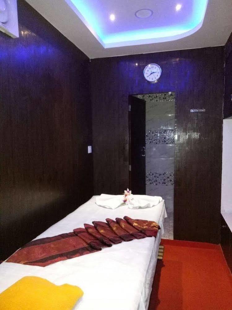 כלכותה Astoria Hotel מראה חיצוני תמונה